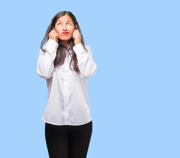 Portret Van Een Jonge Indiase Vrouw Die Betrekking Hebben Oren — Stockfoto