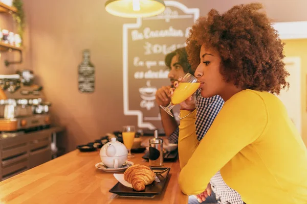 Casal Fresco Novo Que Toma Café Manhã Bebem Chá Café — Fotografia de Stock