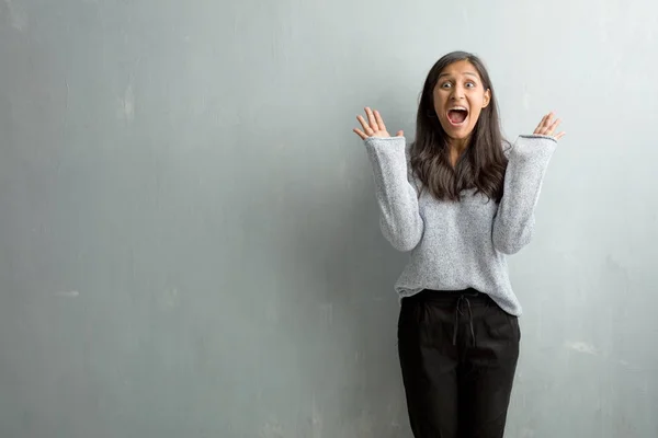 Mujer India Joven Contra Una Pared Grunge Gritando Feliz Sorprendido —  Fotos de Stock