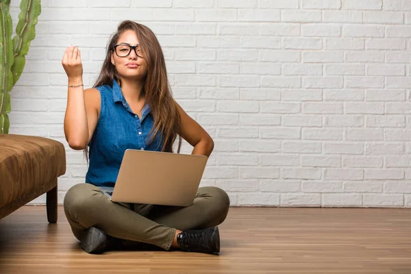 Portret Van Jonge Latijns Vrouw Zittend Vloer Doet Van Een — Stockfoto