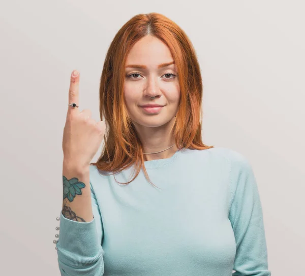 Bir Numaralı Jest Yapıyor Bir Kızıl Saçlıya Kız Portresi — Stok fotoğraf