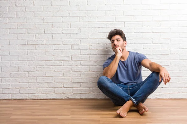 Jovem Homem Natural Sentar Chão Madeira Pensando Olhando Para Cima — Fotografia de Stock