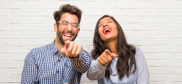 若いインド人女性と白人男のカップルは叫び 笑いや嘲笑の別 コンセプトをからかって Uncontrol — ストック写真