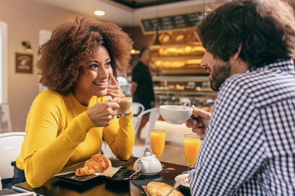 Casal Jovem Tomando Café Manhã Café Bebendo Chá Suco Laranja — Fotografia de Stock