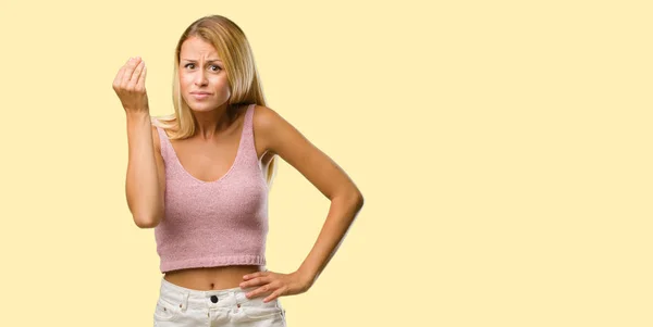 Retrato Una Joven Rubia Guapa Haciendo Gesto Típico Italiano Sonriendo —  Fotos de Stock