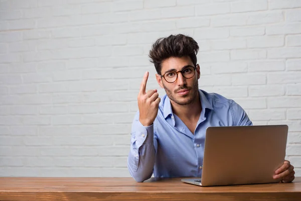 Jovem Homem Negócios Sentado Trabalhando Laptop Mostrando Número Símbolo Contagem — Fotografia de Stock