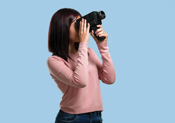 若い可愛い女性は興奮して楽しませ フィルム カメラを通して見て ショット面白い探して 記録映画 エグゼクティブ プロデューサー — ストック写真