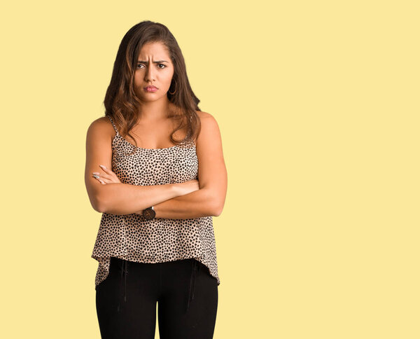 Все тело молодое кривая плюс размер женщины скрещивая руки расслабленной
