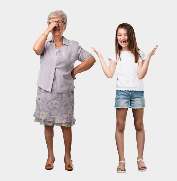 Ganzkörper Einer Älteren Dame Und Ihrer Enkelin Die Lacht Und — Stockfoto