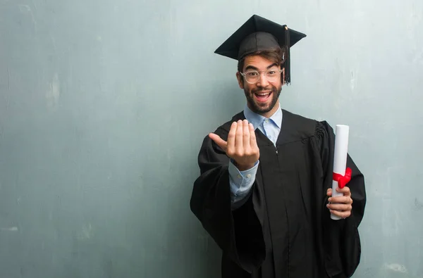 Jeune Homme Diplômé Contre Mur Grunge Avec Espace Copie Invitant — Photo