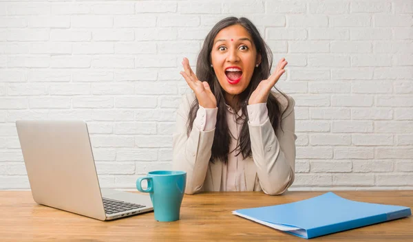 Junge Inderin Büro Überrascht Und Schockiert Blickt Mit Großen Augen — Stockfoto