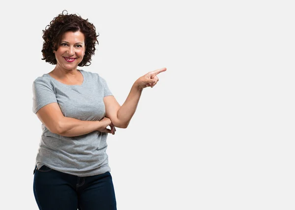 Mujer Mediana Edad Señalando Hacia Lado Sonriendo Sorprendida Presentando Algo — Foto de Stock