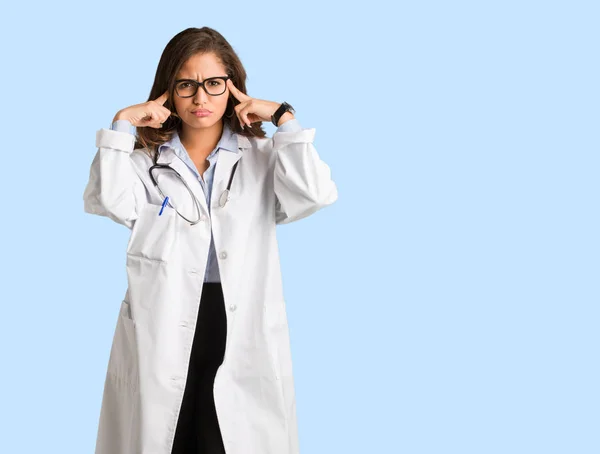 Volledige Lichaam Jonge Dokter Vrouw Doen Een Concentratie Gebaar — Stockfoto