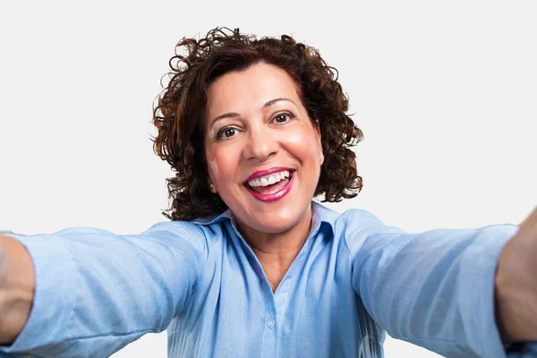 Mujer Mediana Edad Sonriendo Feliz Tomando Una Selfie Sosteniendo Cámara — Foto de Stock
