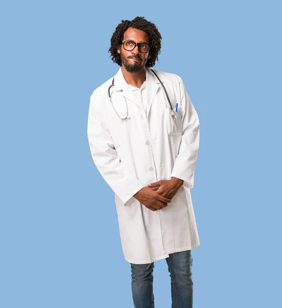 Stilig African American Medical Doctor Tvivlande Och Förvirrad Tänkande Idé — Stockfoto