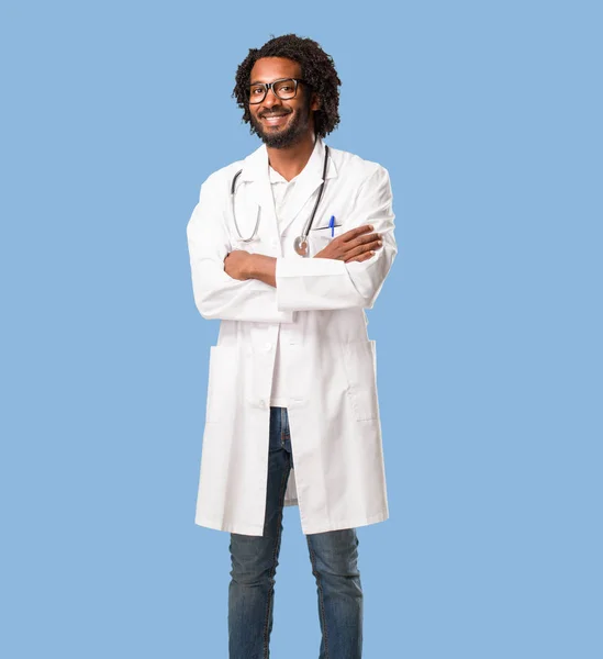 Stilig Afrikanska Amerikanska Läkare Korsa Armarna Leende Och Glad Självsäker — Stockfoto