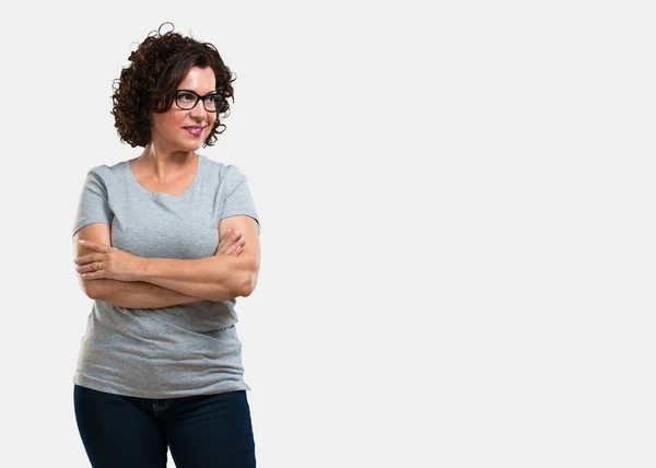 Donna Mezza Età Che Incrocia Braccia Sorridente Felice Fiduciosa Amichevole — Foto Stock