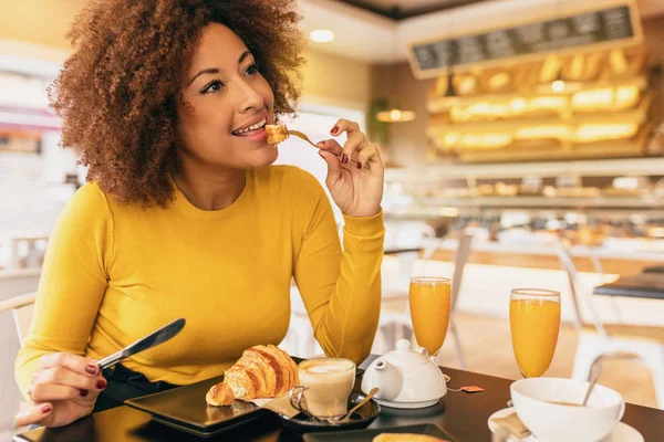 Jovem Afro Mulher Tomando Café Manhã Comer Croissant Beber Café — Fotografia de Stock