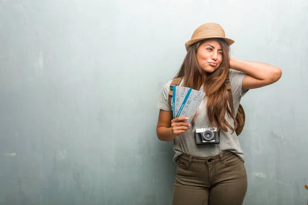 Porträt Einer Jungen Reisenden Lateinischen Frau Vor Einer Wand Die — Stockfoto