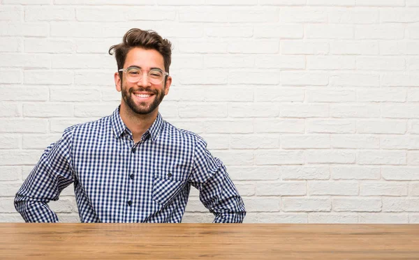 Junger Kaukasischer Mann Sitzt Mit Den Händen Auf Den Hüften — Stockfoto