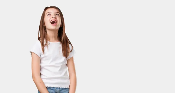 Ganzkörper Kleines Mädchen Das Nach Oben Schaut Etwas Spaß Denkt — Stockfoto