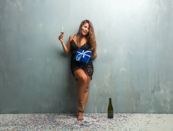 Ung Latin Kvinna Fira Ett Nytt Eller Händelse Dricka — Stockfoto