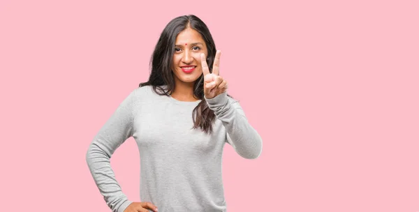 Portrét Mladé Indické Ženy Ukazující Číslo Dvě Symbol Počítání Pojetí — Stock fotografie