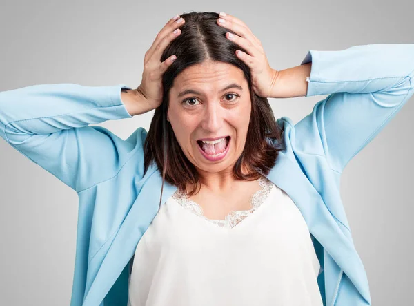 Midden Leeftijd Vrouw Verrast Geschokt Zoek Met Grote Ogen Opgewekt — Stockfoto