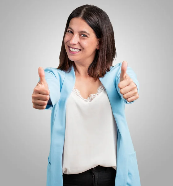 Mujer Mediana Edad Alegre Emocionada Sonriendo Levantando Pulgar Hacia Arriba — Foto de Stock