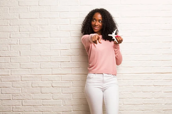 Young Black Woman Cheerful Smiling Pointing Front — Stock Photo, Image