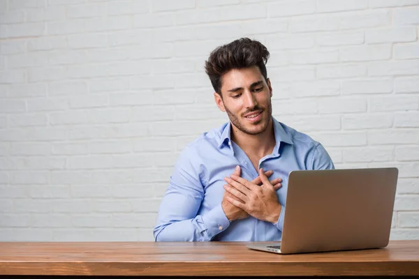 Jonge Zakenman Zitten Werken Een Laptop Doen Een Romantisch Gebaar — Stockfoto