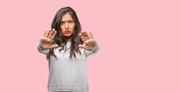 Porträt Einer Jungen Indischen Frau Ernst Und Entschlossen Die Hand — Stockfoto