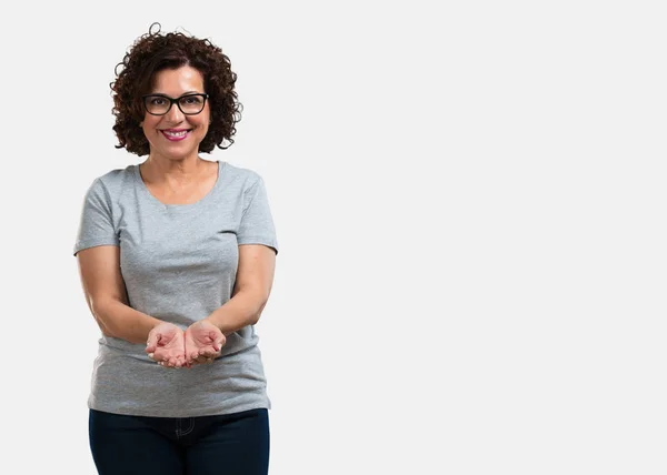 Mujer Mediana Edad Sosteniendo Algo Con Las Manos Mostrando Producto —  Fotos de Stock