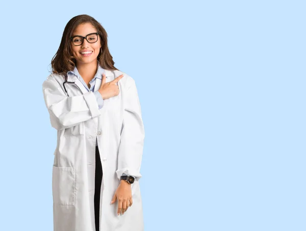 Cuerpo Completo Joven Médico Mujer Sonriendo Señalando Lado — Foto de Stock