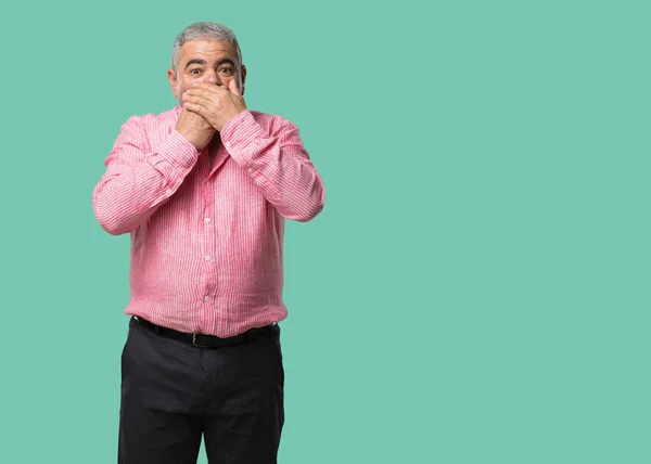 Hombre Mediana Edad Cubriendo Boca Símbolo Silencio Represión Tratando Decir — Foto de Stock