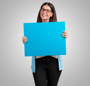 Nerede bir mesaj, iletişim kavramı gösterebilir bir boş poster gösterilen kadın neşeli ve motive, orta yaşlı