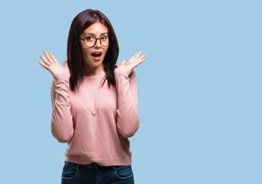 Genç kadın çığlığı kontrolden çıktı, özgürlük ve vahşi ifade etmek komik deli deli ve umutsuz, güzel