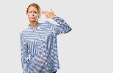 Duygu üzgün ve korkmuş bir silah parmak ile şekillendirme bir intihar jest yapma bir genç güzel sarışın kadın portresi