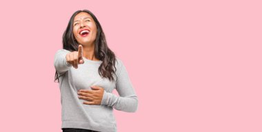 Bağırarak, gülen ve başka bir, kavramı alay alay genç Hintli kadın portresi ve uncontrol