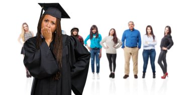 Çivi, gergin ve çok endişeli ve gelecek için korkmuş ısırma örgü giyen siyah kadın genç mezun panik ve stres hissediyor