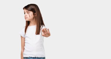 Tam vücut ciddi ve kararlı, küçük kız koyarak el önde, dur jest, kavramı inkar