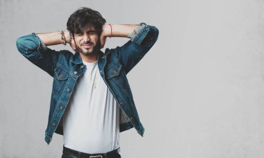 Yakışıklı delikanlı eller, kızgın ve bazı ses işitme yorgun kulaklarıyla kapsayan