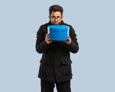 Genç adam bir kutu holding