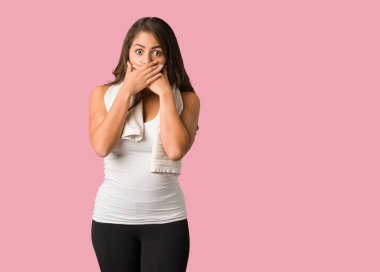 Şaşırttı ve şok tam vücut genç fitness düzgün vücutlu kadın