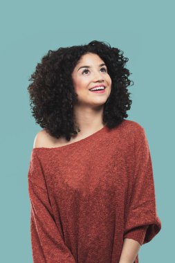 Genç bayan yukarı bakıyor.