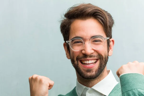 若い起業家のハンサムな男の顔クローズ アップ非常に幸せと興奮 腕を上げる 勝利や成功を祝う 宝くじ — ストック写真