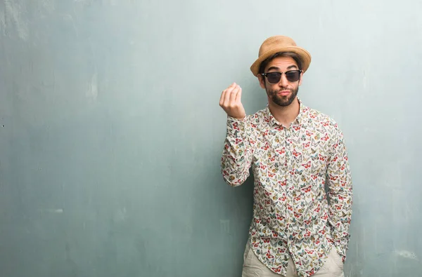 Hombre Joven Viajero Con Una Camisa Colorida Haciendo Gesto Típico —  Fotos de Stock