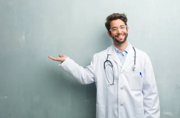 Man Van Jonge Vriendelijke Dokter Tegen Een Muur Van Grunge — Stockfoto