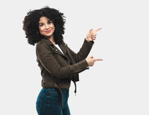 Mujer Joven Señalando Lado —  Fotos de Stock