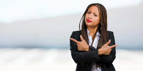 Retrato Una Joven Mujer Negocios Negro Hombre Confuso Dudoso Decidir — Foto de Stock